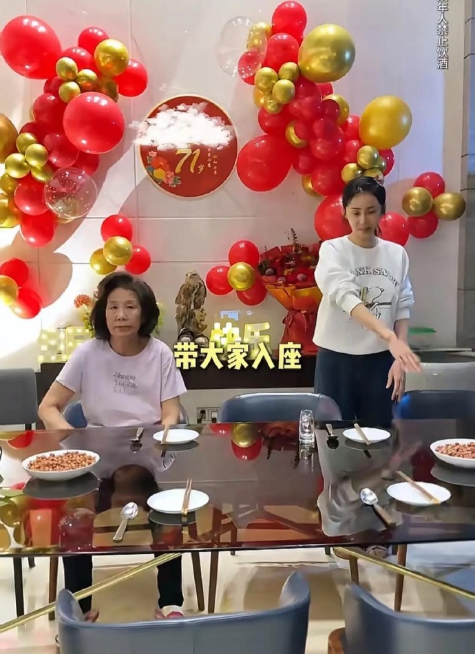 秋瓷炫就是老人都喜欢的儿媳妇吧，给婆婆过生日亲自下厨，做一大桌子菜好丰盛……其实