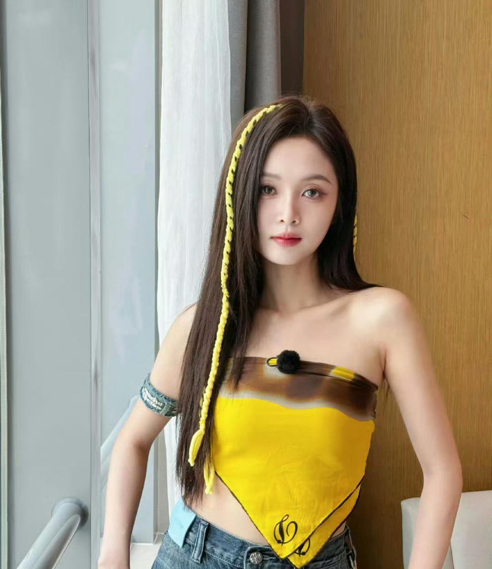 “吴宣仪这件丝巾上衣也太绝了吧！又美又辣，氛围感直接拉满～丝巾的飘逸感中和了性