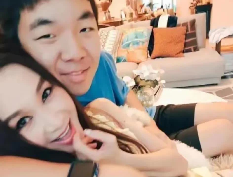 温碧霞生日宴，养子强吻被拦？这画面看着真尴尬啊！16岁养子何国伦合影时，