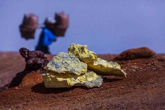 美国最近拉了几个国家，组了个挺特别的联盟。重点就盯在两件事上，稀土和人工智能。这