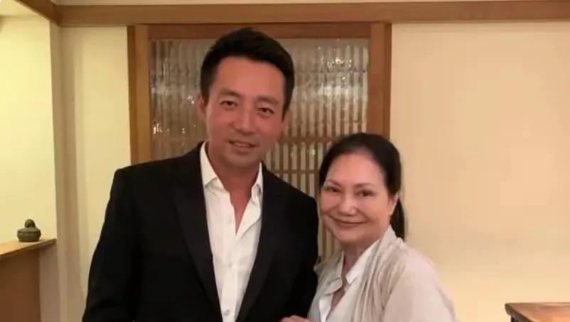 S妈黄春梅想看外孙的真正原因是这样？弯弯的一个博主说：老蛇现在住的地方属于大S