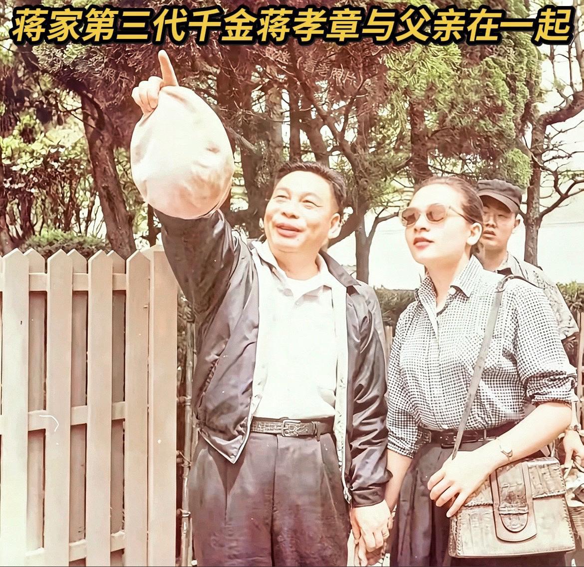 上世纪五十年代中期，中国台湾台北园林，蒋经国与青春正好的女儿蒋孝章出游留影。