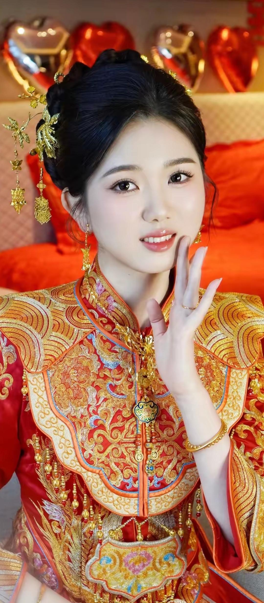 金钗玉佩映红妆，笑语盈盈意自长。