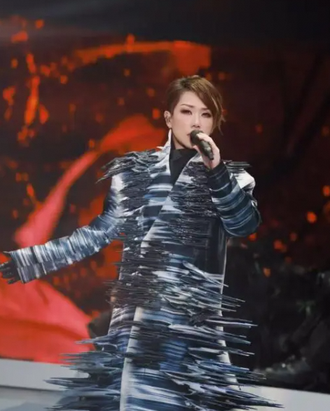 林忆莲成都演唱会：造型惊艳，与歌迷双向奔赴的感动
