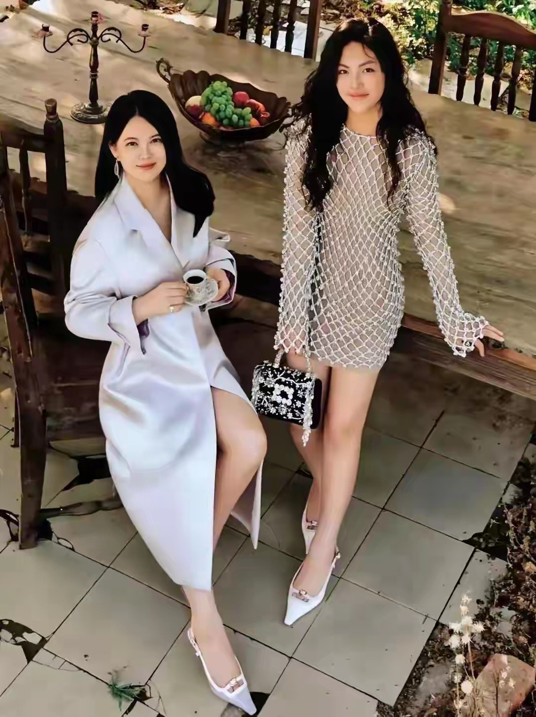 李湘瘦脱相了，这腰身哪像当妈的，直接跟王诗龄站成了姐妹花。