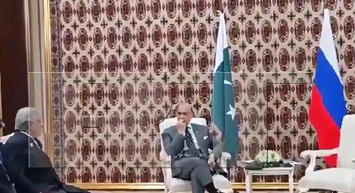 巴基斯坦总理谢赫巴兹·谢里夫今天等了40分钟才与普京会面。最后，巴总理等得不耐