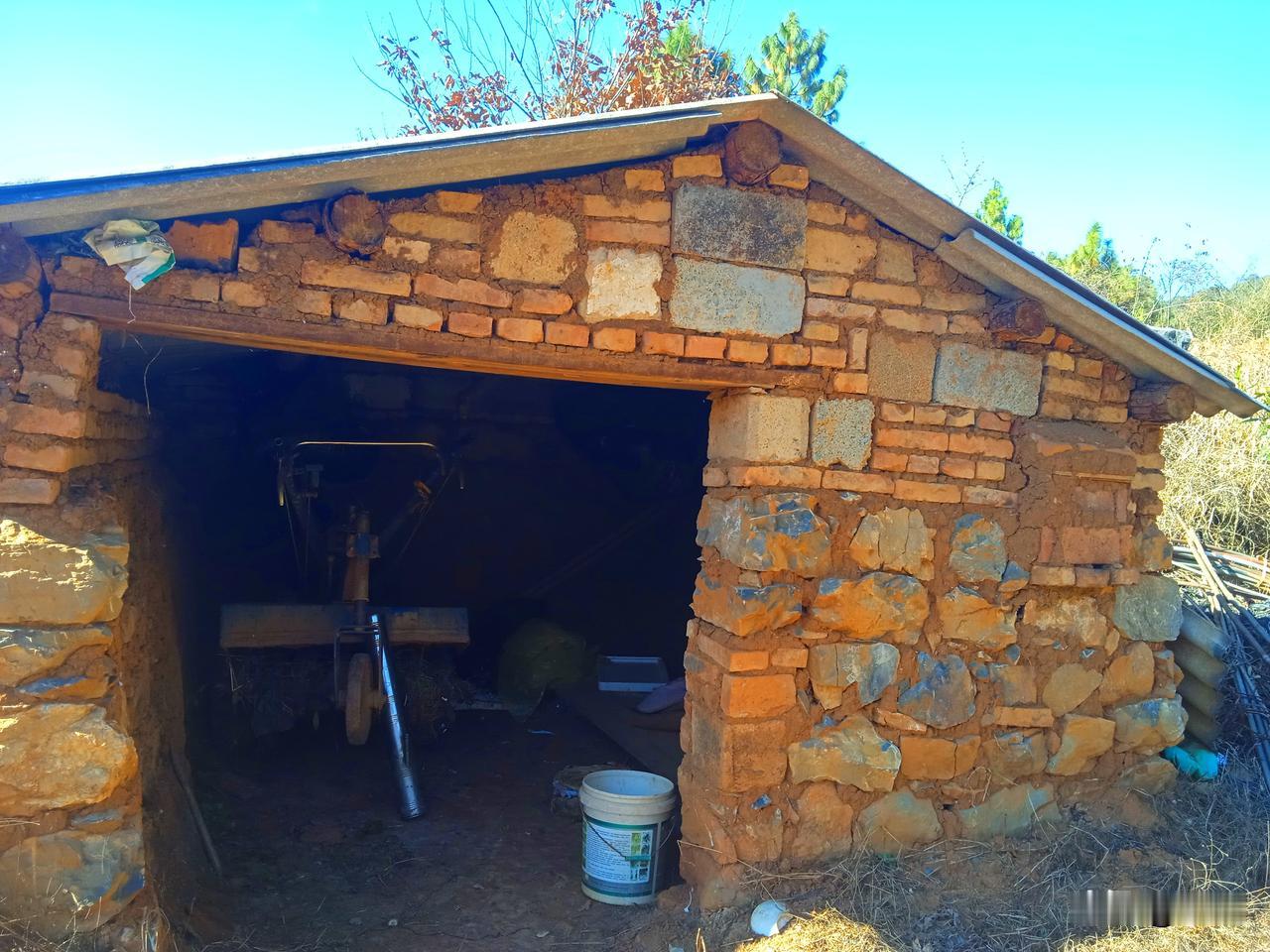 有趣的云南，彝乡人有两个房子，家里有个房子，地边有个窝棚。云南彝乡人辛勤劳作，早