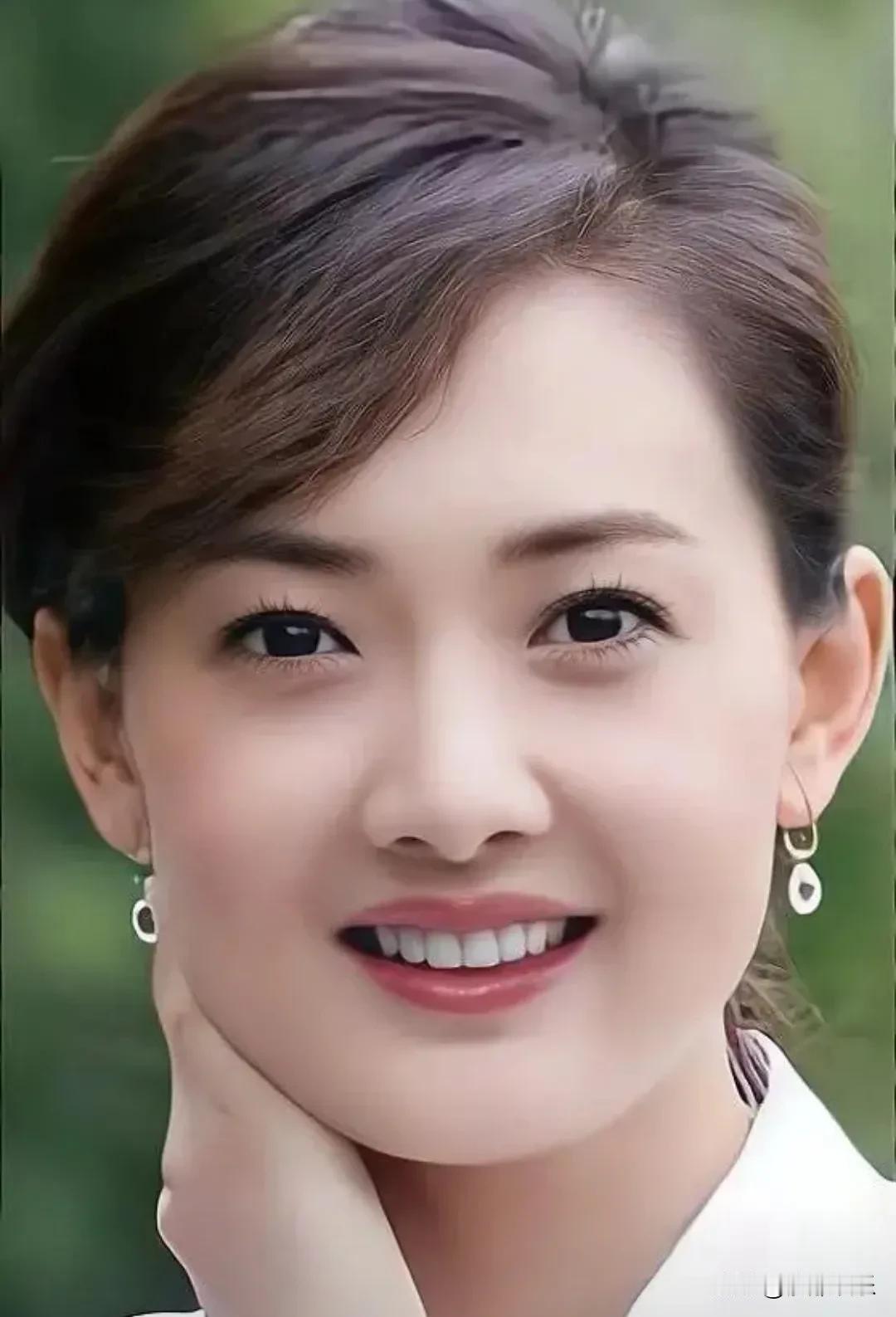 牛莉，回来了！2月24日，牛莉突然冲上了热搜！这位53岁的演员在社交平台高调