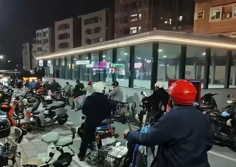 深圳交警开始查处黑摩的了，但是还远远不够，对于摩的这种属于上个世纪的交通工具，必
