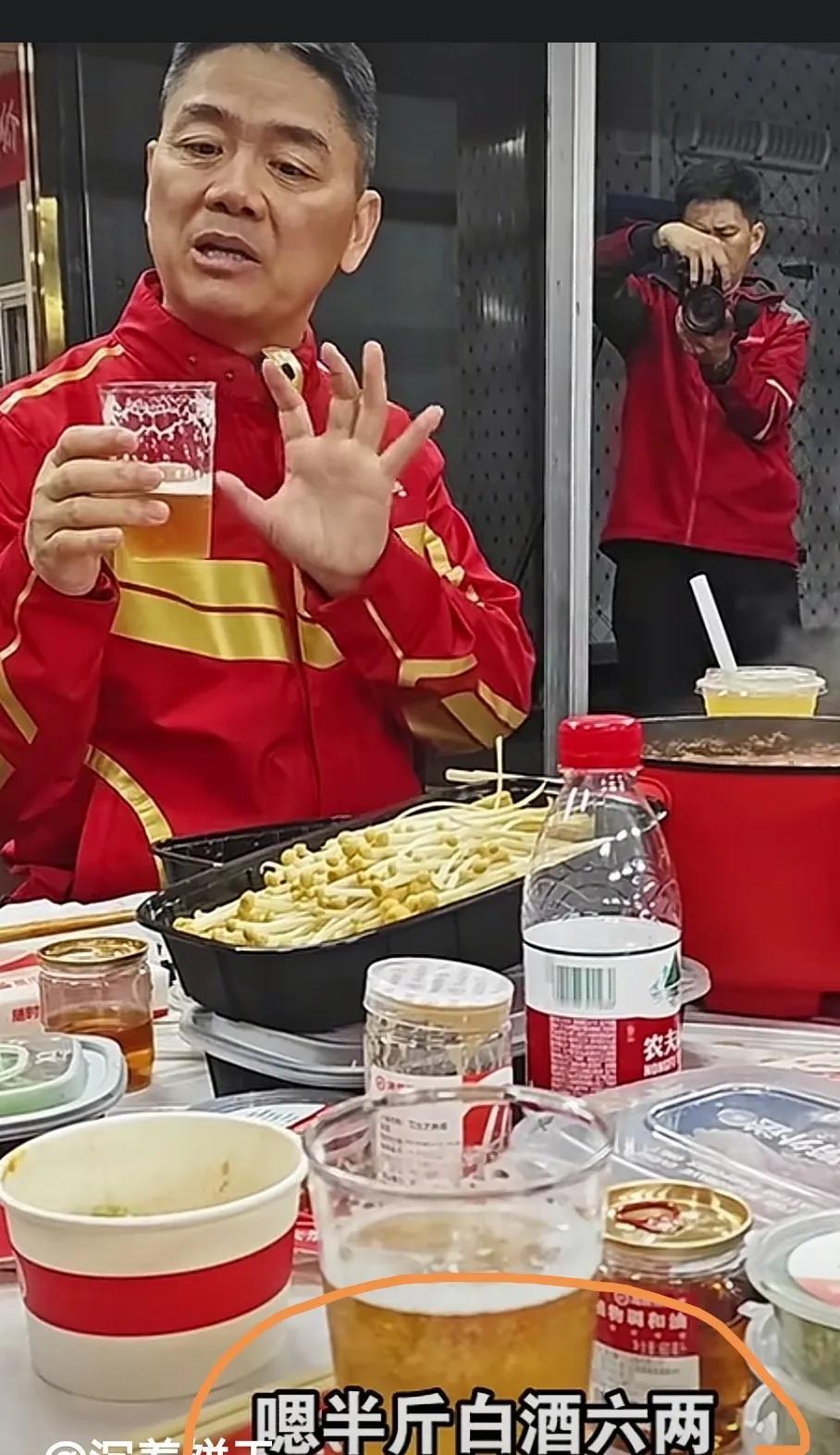 京东刘强东请外卖小哥吃火锅，白酒直接喝掉半斤。油腻的折叠桌上摆着三瓶空了的二