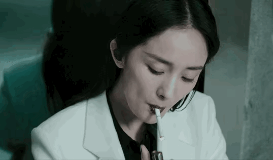 和烟草局朋友吃饭，他酒后吐真言：前几年差点愁死，现在全靠“细烟”和女人把业绩拉回