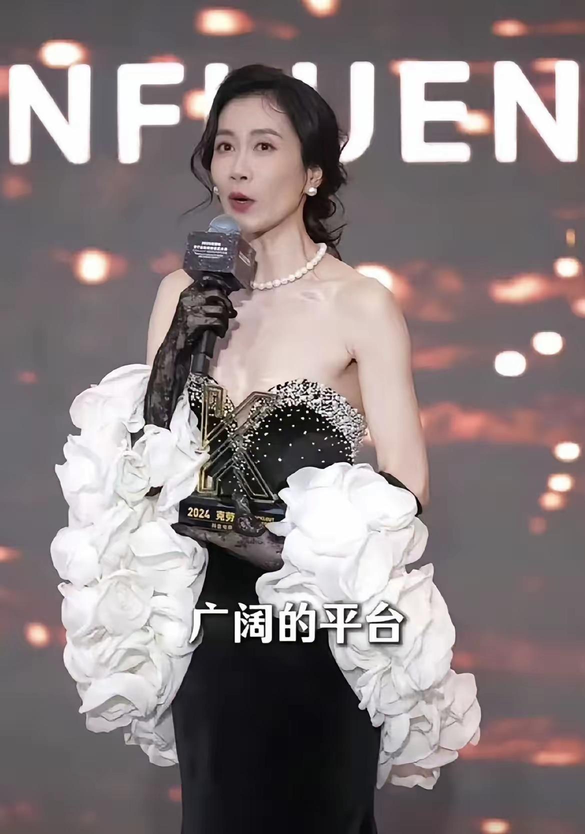 她怎么大变模样了，瘦到脱相了，一点也没有以前的模样了她满脸皱纹和抬头纹都是那么