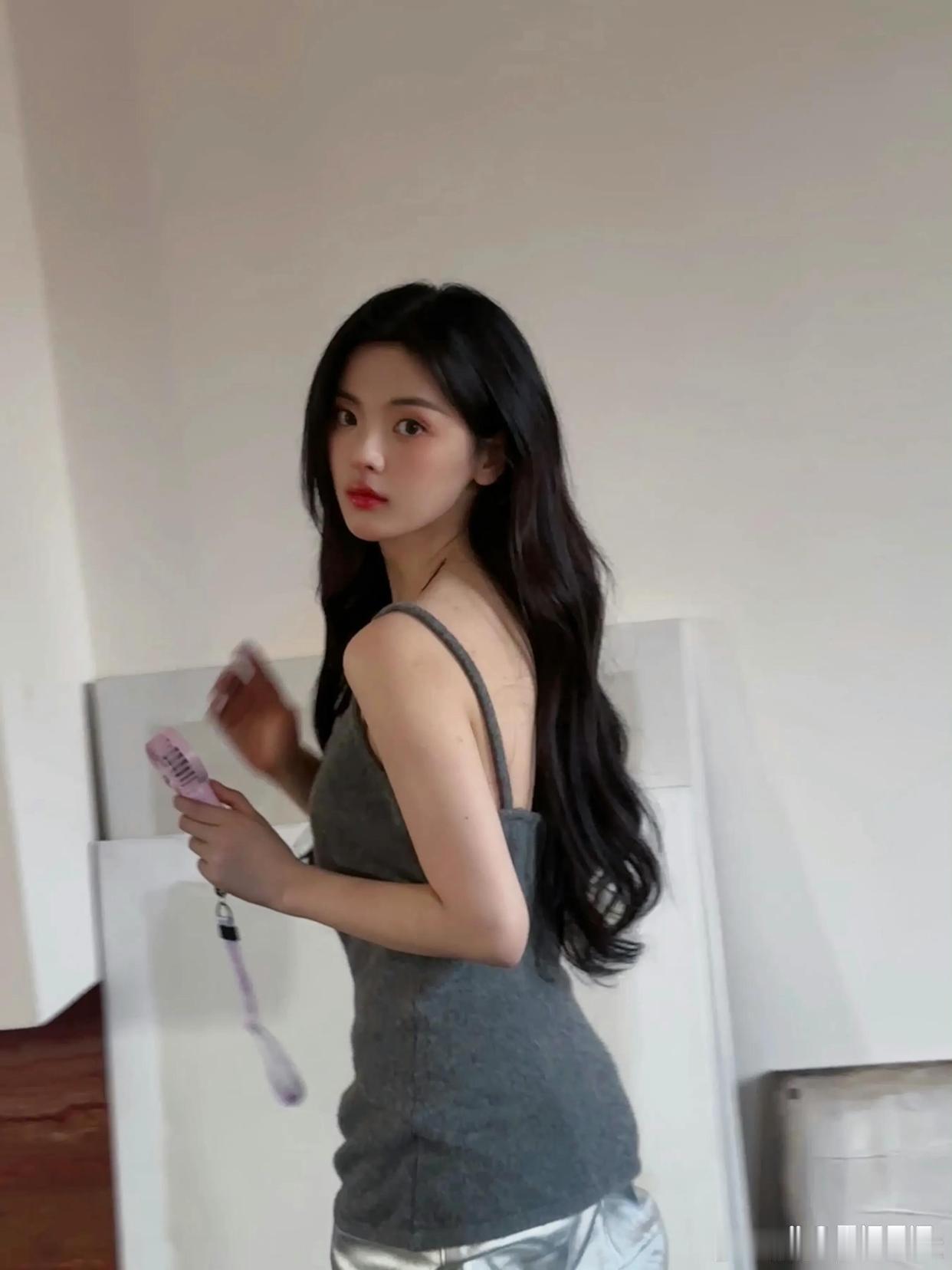 杨超越的小吊带香香软软的