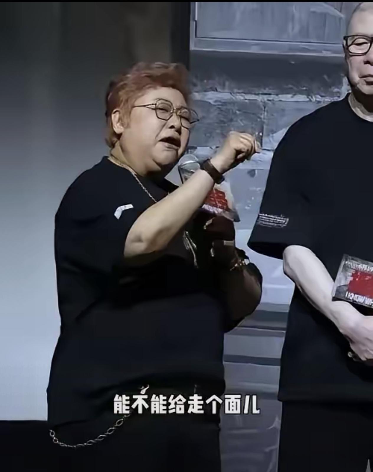因为“走个面儿”，引发舆论热潮，H红在直播里说，她“气的浑身发抖”，不知道该如何