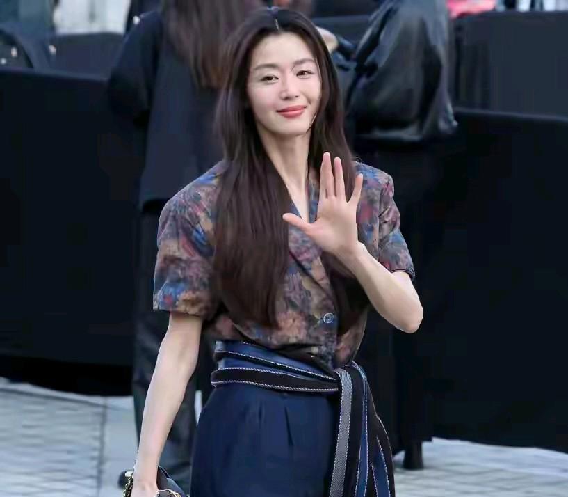 结婚10年攒的87万全被老公亏光她蹲在厨房啃冷馒头以前她是厂花追的人排到厂门口