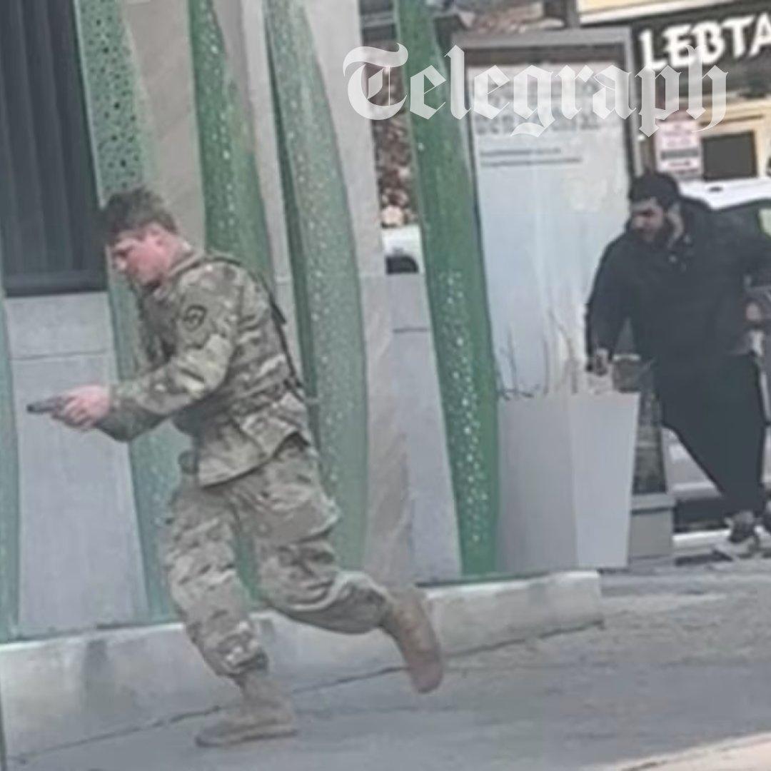 又是大闹美国的一天，前阿富汗特种兵，空手夺取手枪，然后连续击杀3名特工。一名