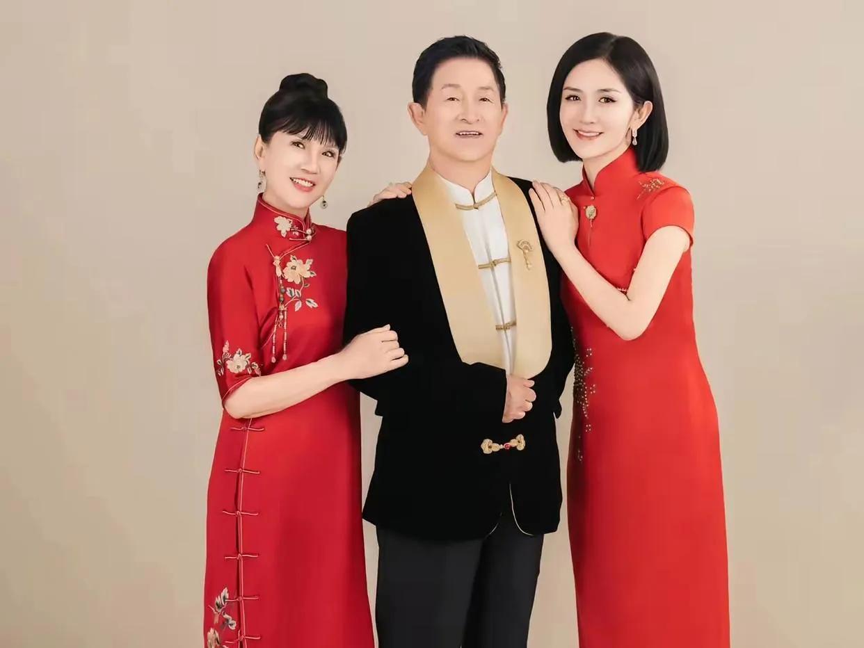 谢娜全家福曝光，满屏都是爱与温暖近日，谢娜分享的全家福照片，瞬间吸引了众人