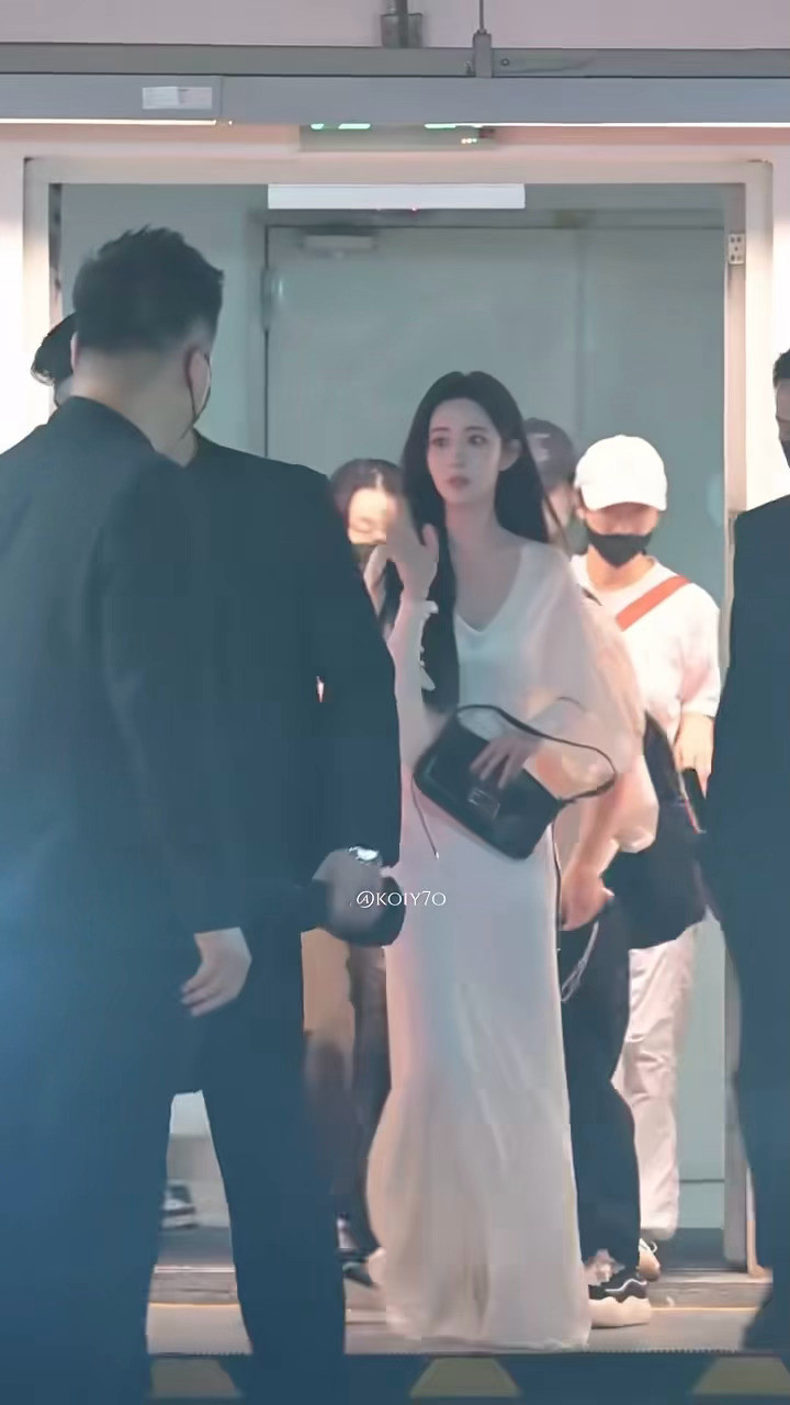 美孟神女降临了孟子义白裙黑长直造型孟子义黑长直千金感