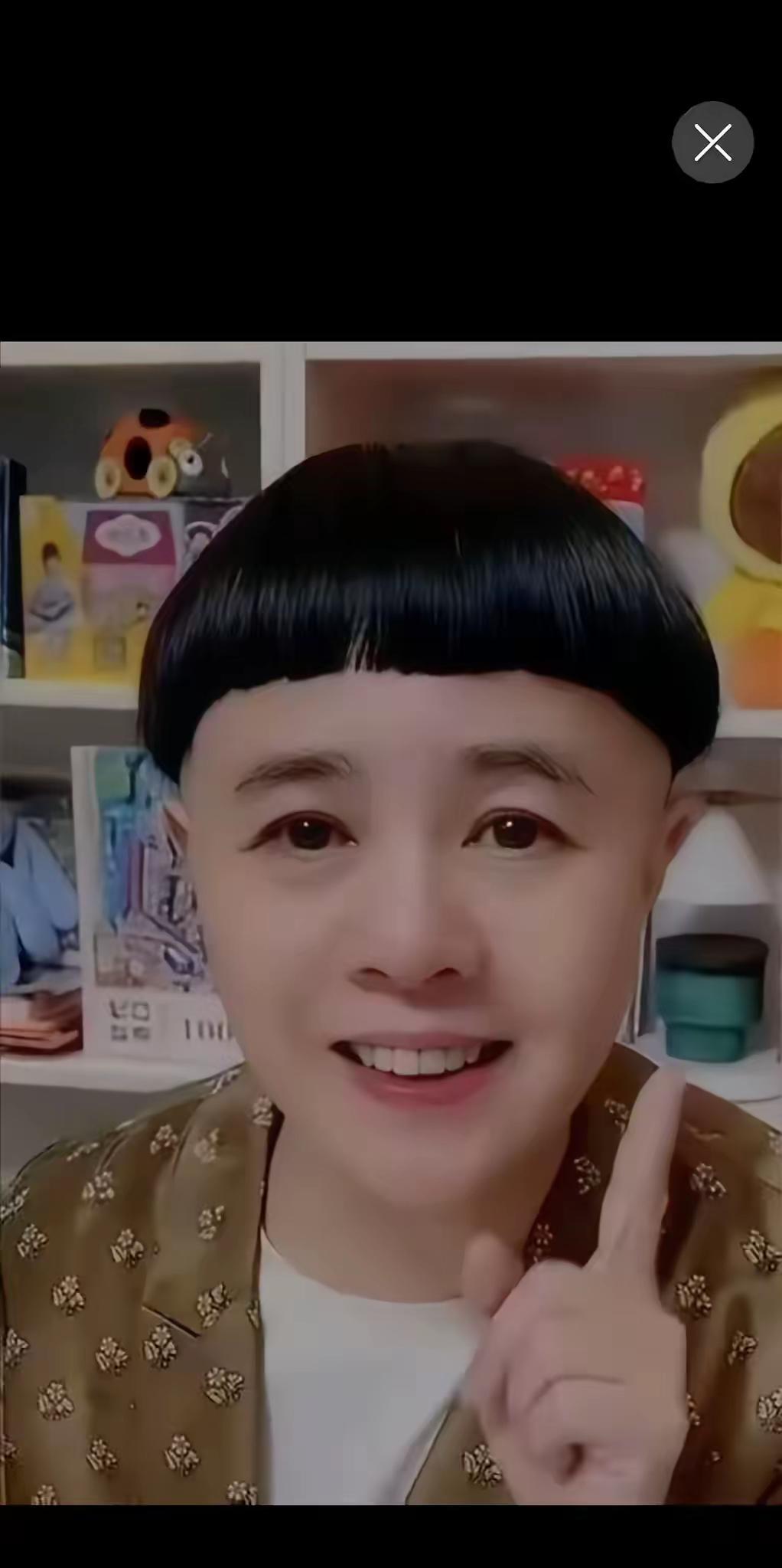 妈呀！金龟子老师终于换发型了？标志性的锅盖头剪掉了，她也没什么辨识度了。虽然