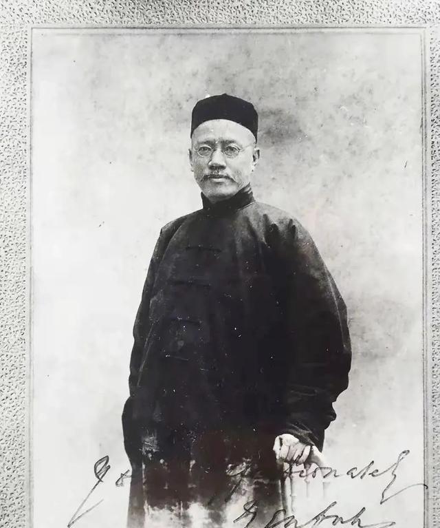 我超爱北大首任校长严复讲的这段话：“一块石头，被一分为二，一半成了受人膜拜的佛，