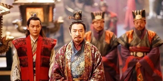 李世民刚做皇帝，60岁的李渊霸着太极宫不搬走，李世民只能住在东宫，就连登基大典，