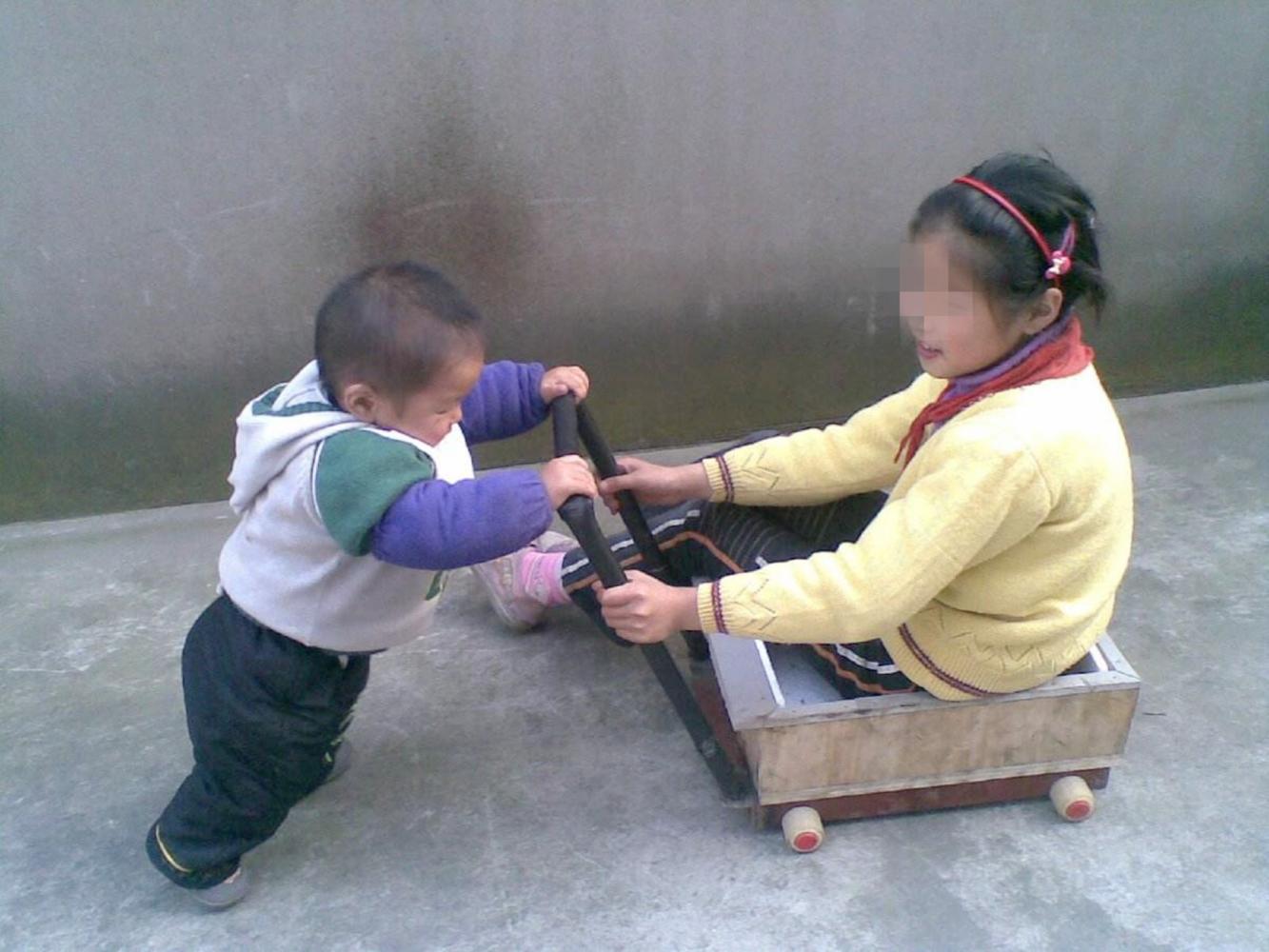 生二胎真的能防老? 可别再天真了, 兄弟相互扶持真的没那么容易