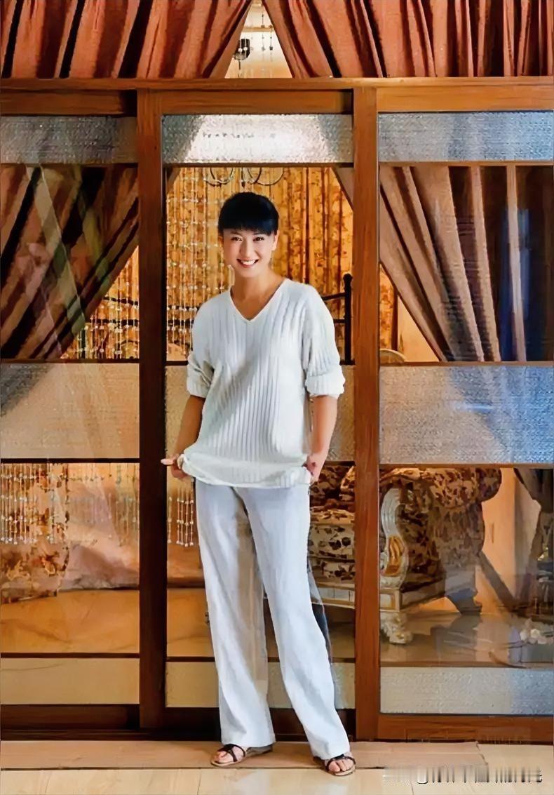 闫学晶坚持不道歉，我佩服，闫学晶说观众酸黄瓜，我也忍了，可我万万没想到，一个