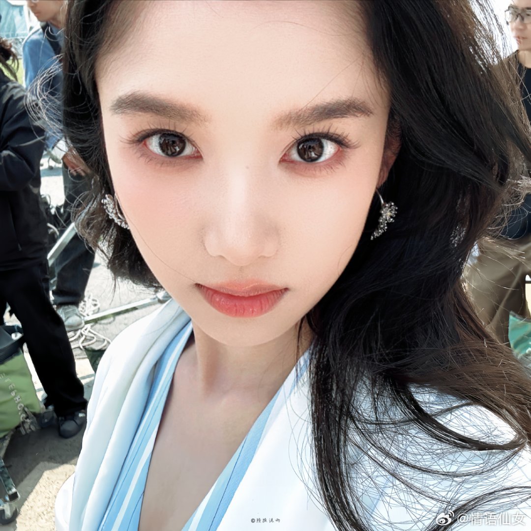 张婧仪这个头肩比，张婧仪与生俱来的骨相优势实在让人惊艳，堪称顶配的绝佳头肩比一眼