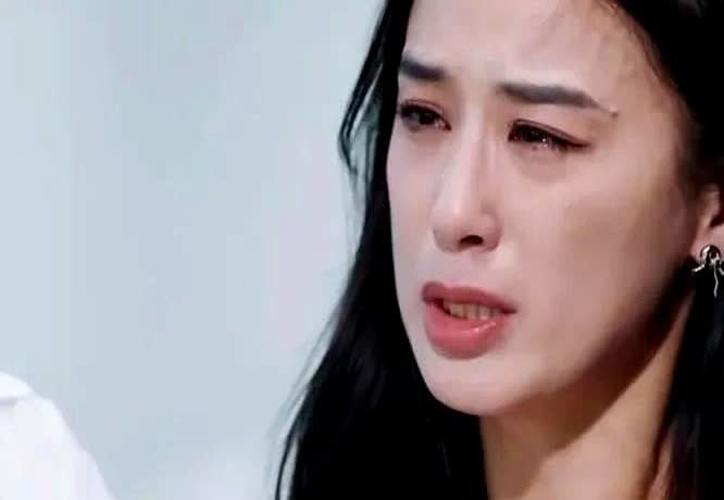 发现没黄圣依根本不是最惨的最惨的是她两个儿子。因为这个家根本没有