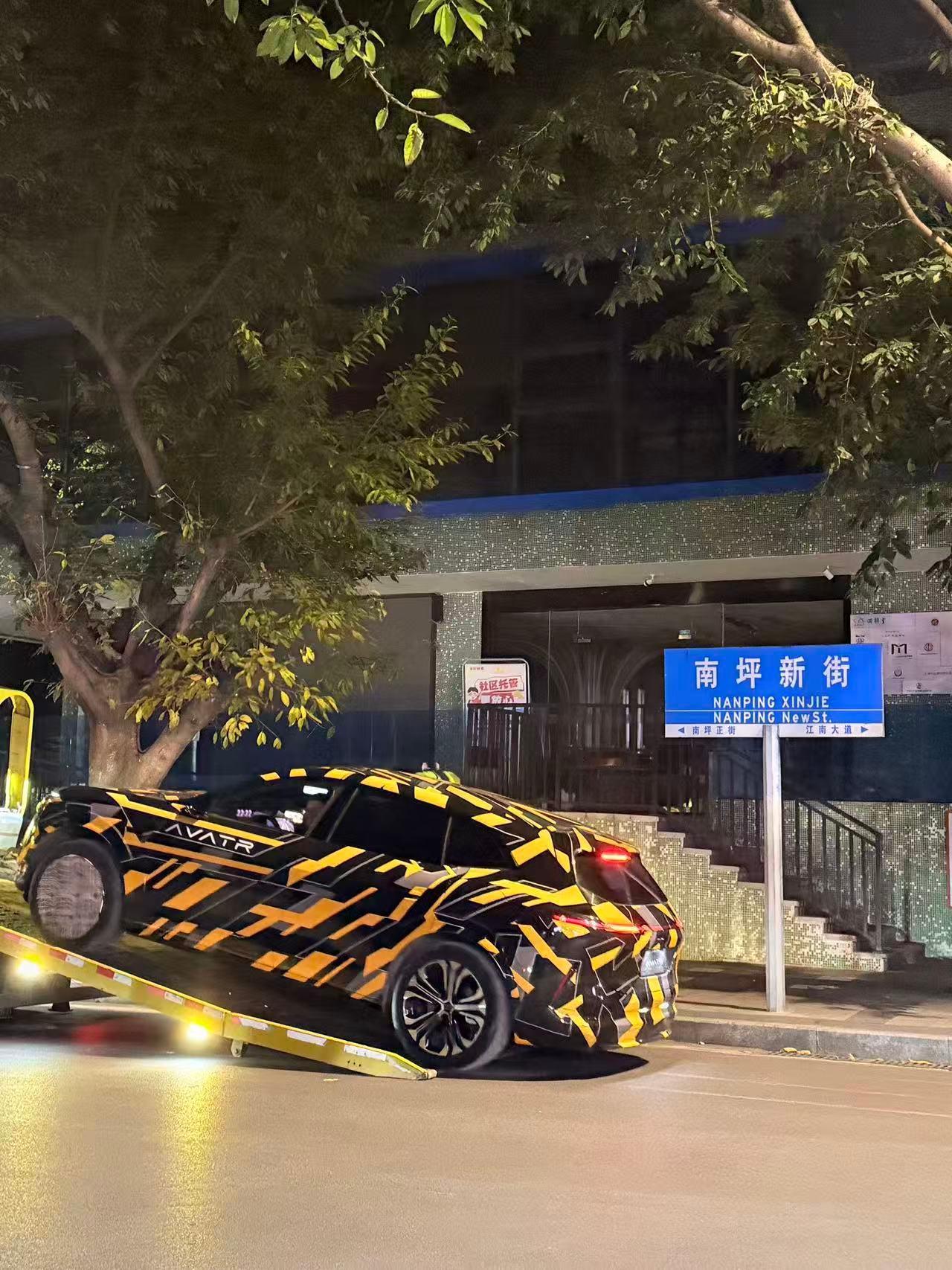 网友问这是什么车，我仔细看了一下，前脸特征明显是阿维塔。尺寸上大概率是阿维塔07
