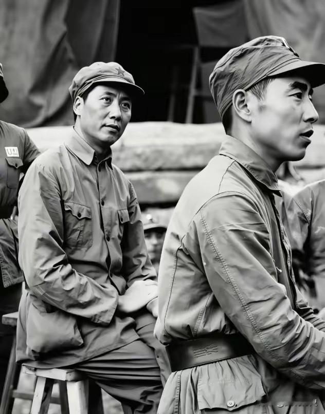 一张珍贵历史老照片！1937年1月，教员来到抗大授课期间，他坐在台下的一个板