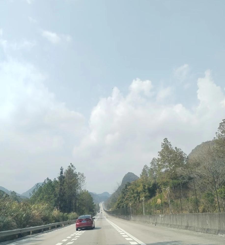 春节开车回家，发现高速上有个特别奇怪的现象！一路走得好好的，毫无征兆就开始堵车，