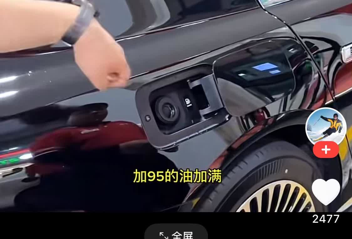 这位网友开华为尊界S800竟然只加95，这是看不起谁呢？！旁边迈巴赫的车主见了会