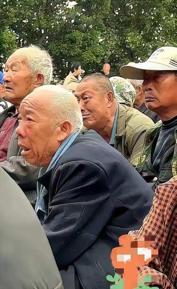 山东梁山有个老板掏了50万，请河南豫剧团连唱6天大戏，本来是给老爹办80大寿，结