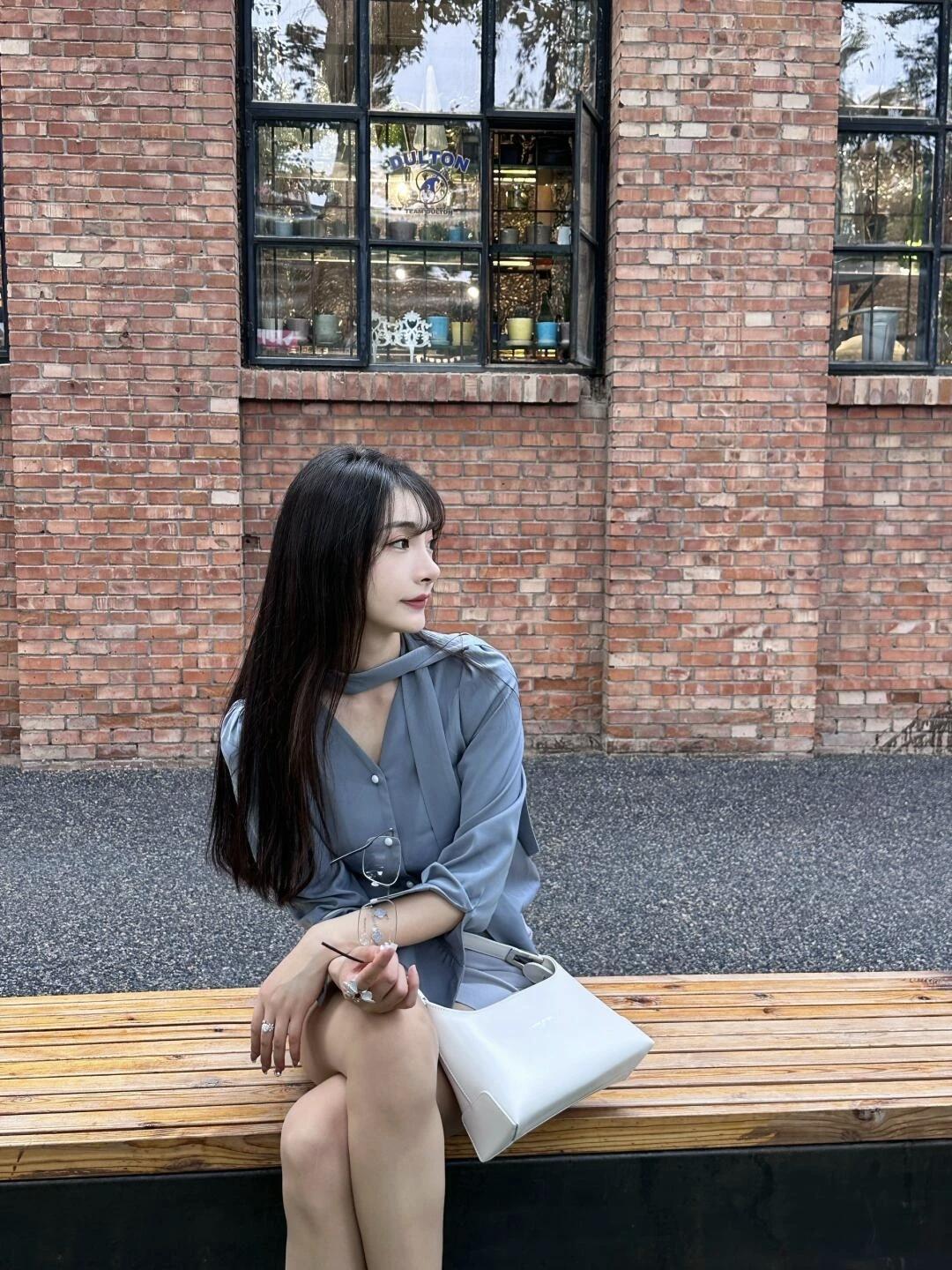 “灰衬衫+半裙”，大方得体，穿出春天的职场优雅魅力