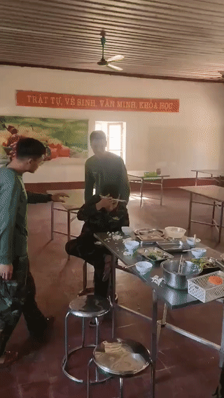 两名越南🇻🇳老兵在食堂故意欺负一个新兵！这个新兵即使是被他们殴打也不敢还手