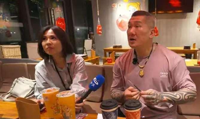 台湾网红“馆长”抵达上海开启直播，喊话绿媒：你们太坑人了！麻子不叫麻子，那叫一
