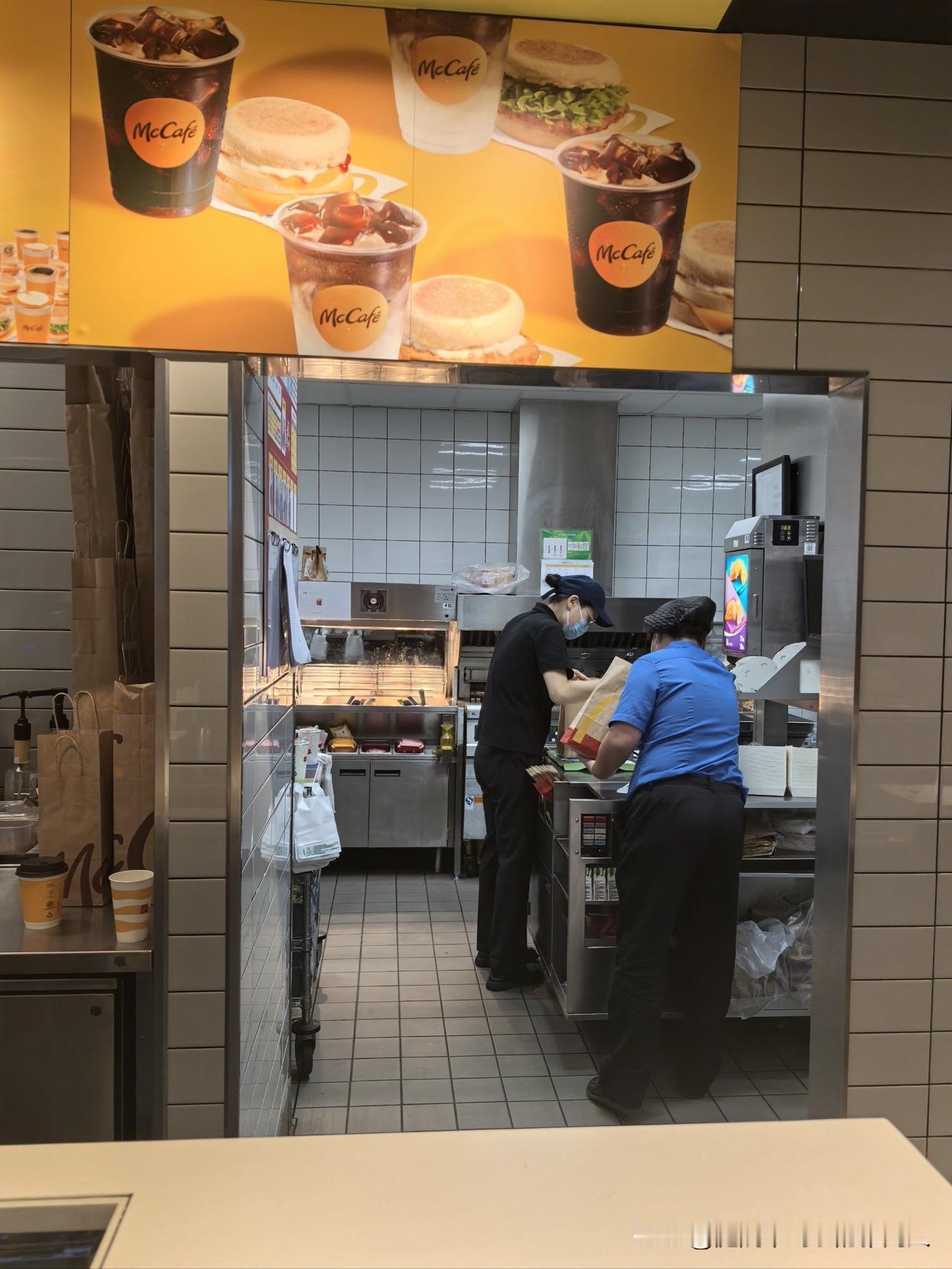 楼下邻居退休后去麦当劳做钟点工，时薪15块，主要就是前厅收托盘、扫地这些活，今天