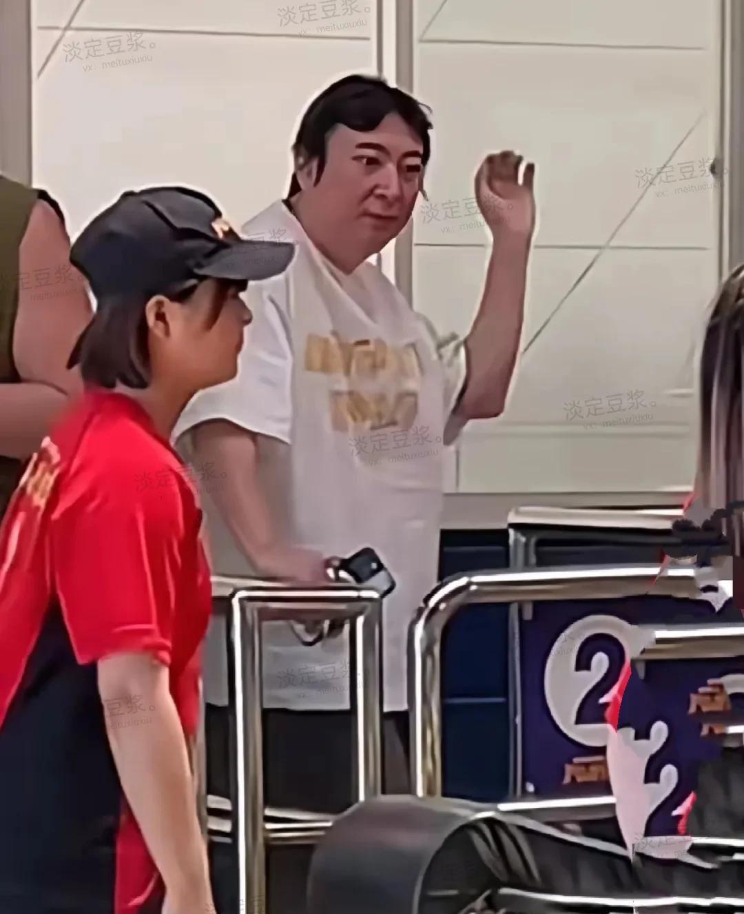 看这父子俩身材的反差，看有很多人愿意生儿子，这样的儿子要他啥用，就是游山玩水带女