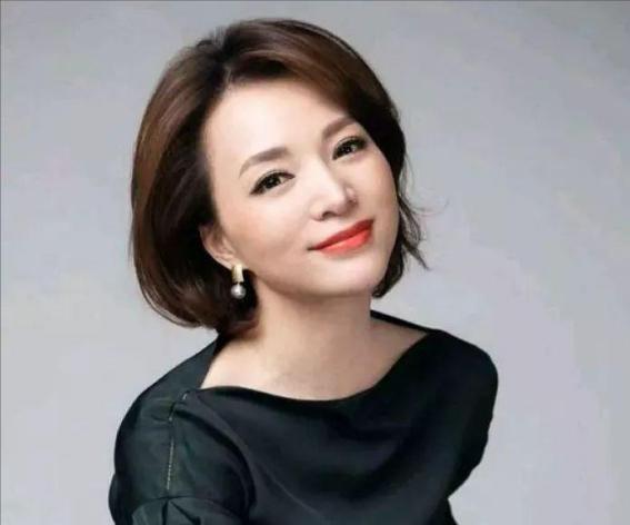 2009年，密春雷对妻子金晶说：“我今天必须和你离婚，给董卿一个名分。”金晶朝着