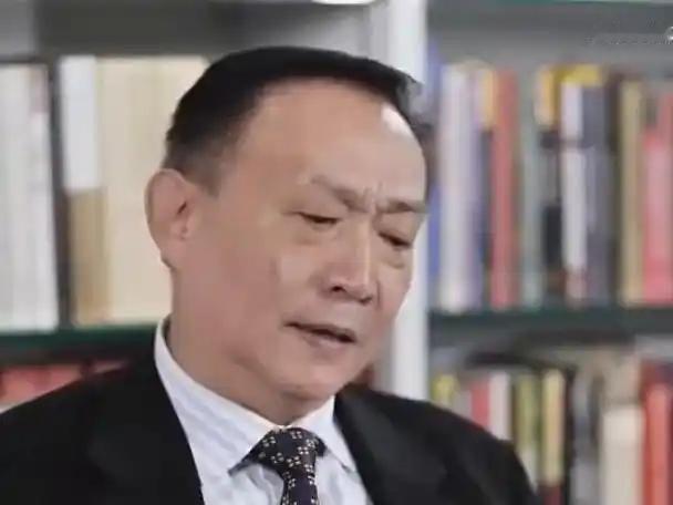 卢麒元这话一下把我点醒了！以前大家防间谍都是防偷情报的，现在敌人根本不费那劲，直
