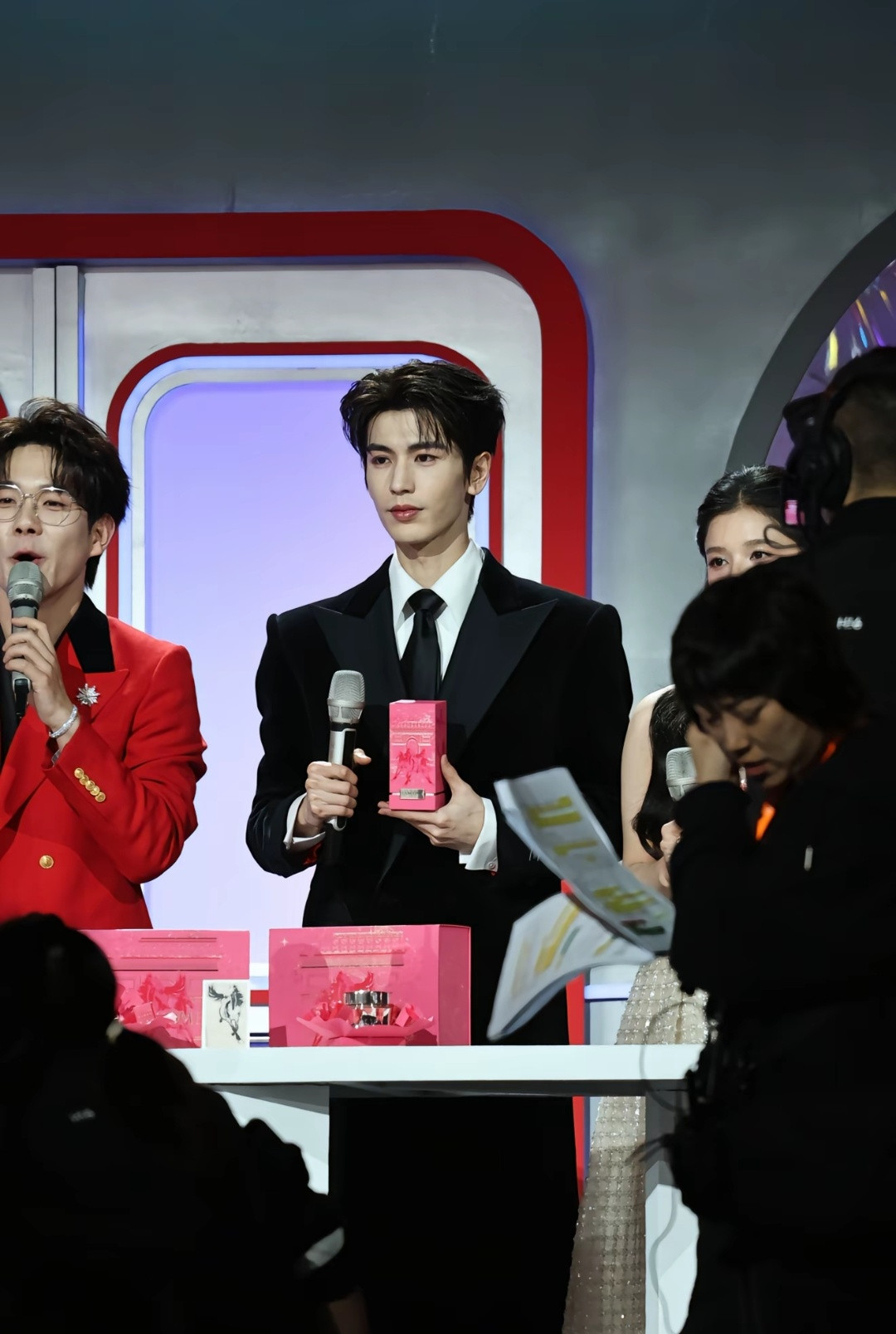 张凌赫怎么那么帅啊！感觉无人能及他的帅气，还有谁还有谁?