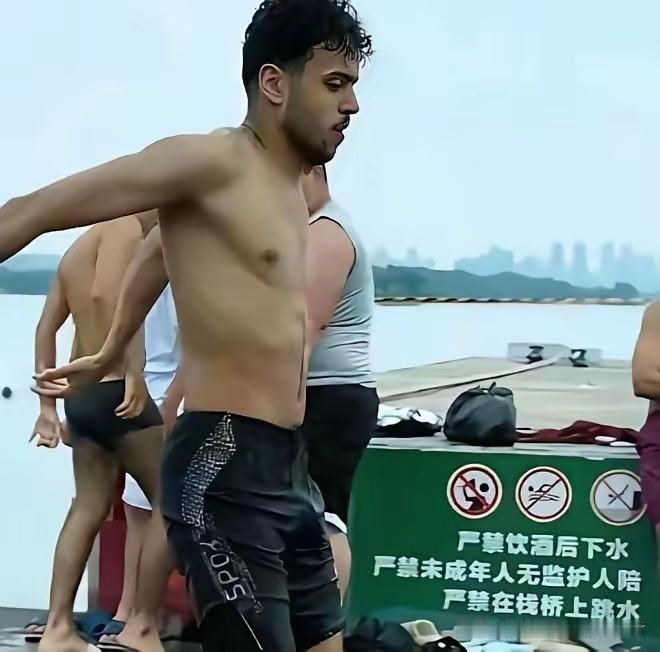 印度游客无视中方警告，在武汉东湖赤条条戏水，路过行人非常尴尬！7月19号那天