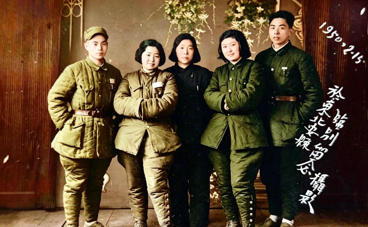 1950年2月15日，农历腊月二十九，几名解放军战士在东北北安县离别之前的合影。