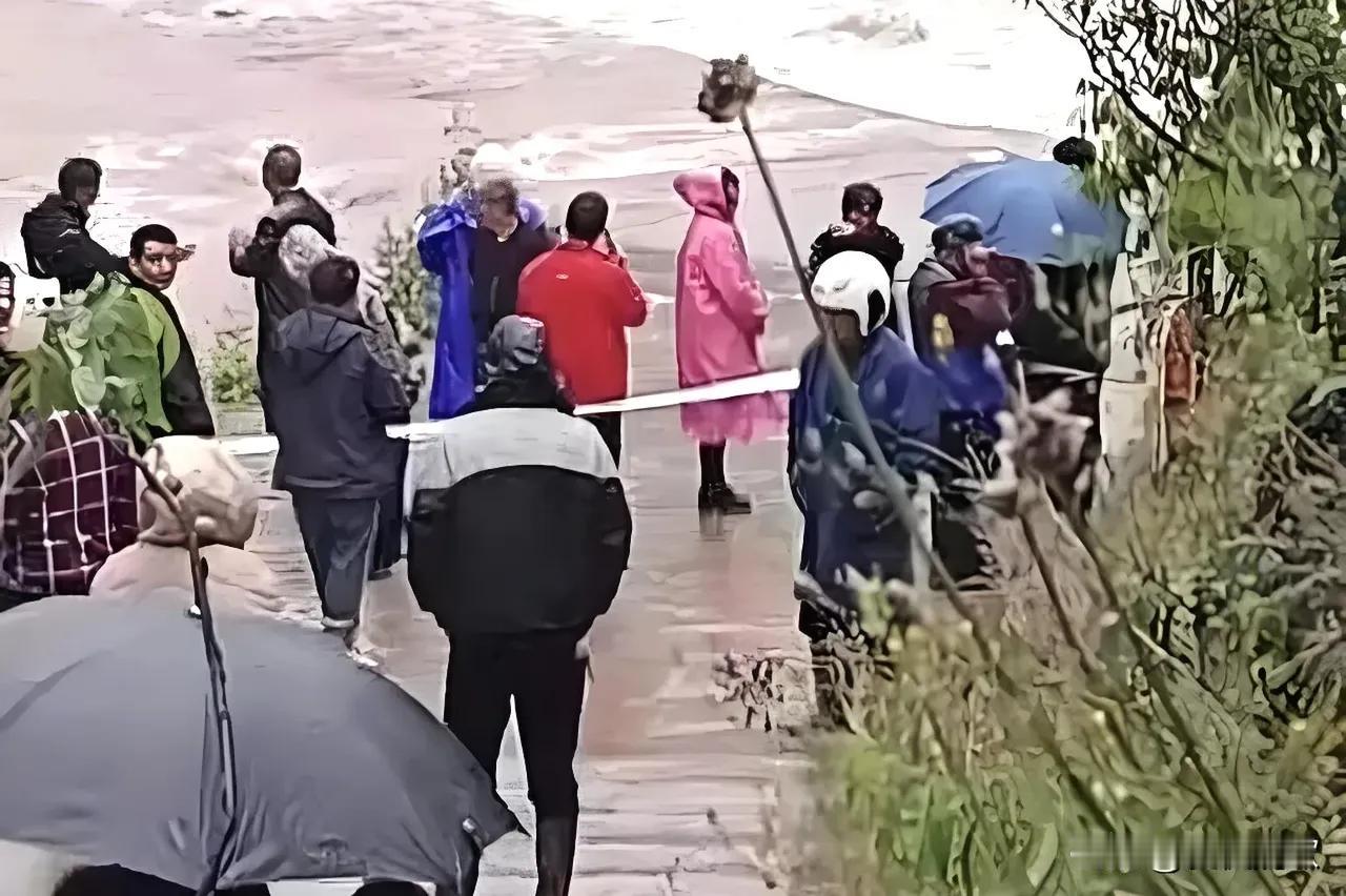 4月28日傍晚，四川宜宾锦屏镇，吴先生驾驶3轮车接两个儿子放学，途经富荣村七组漫