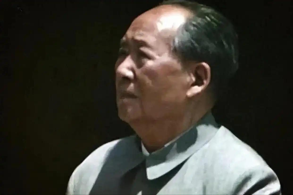新中国刚成立,一群外国人拿着“欠条”,傲慢地来找毛主席讨债,毛主席的回答令他们大
