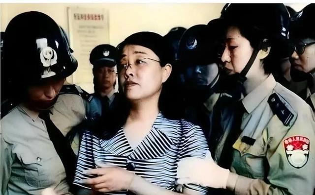 1999年银行职员杨淑华押到刑场执行死刑，临刑前她还精心描眉画妆，身穿崭新的条纹