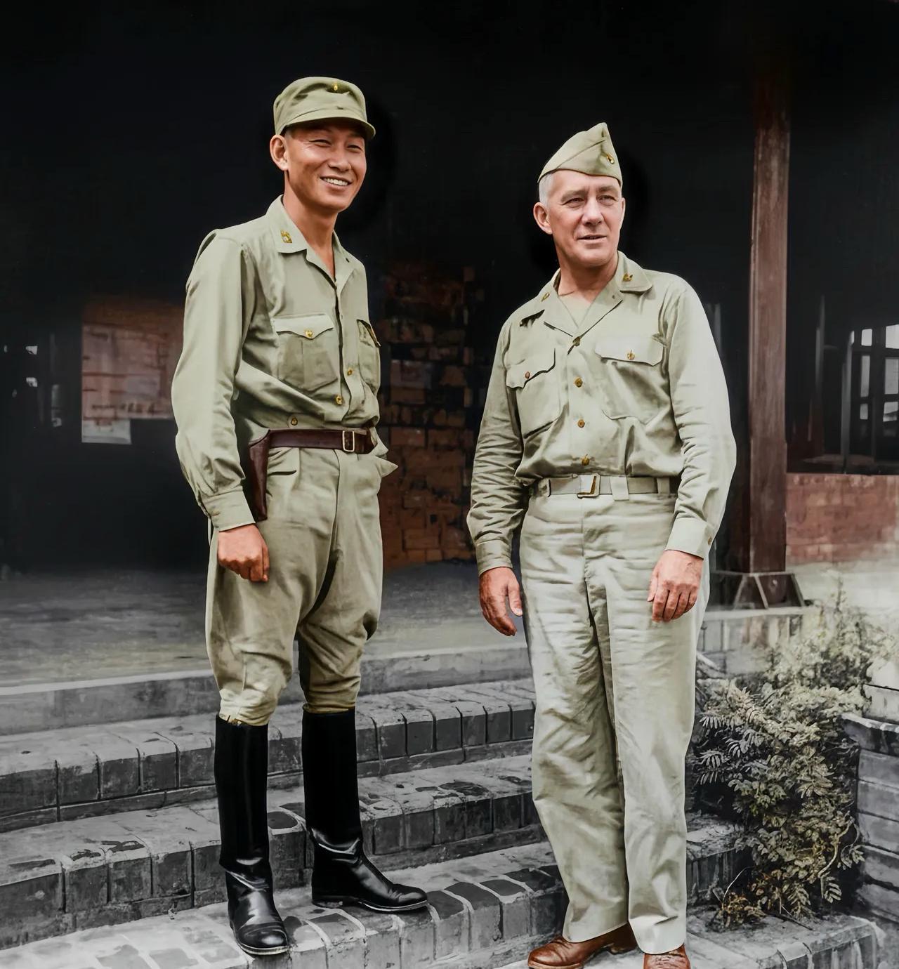 1944年9月，印度，新一军军长孙立人拜访美军皮克准将时的留影，镜头中二人正在营