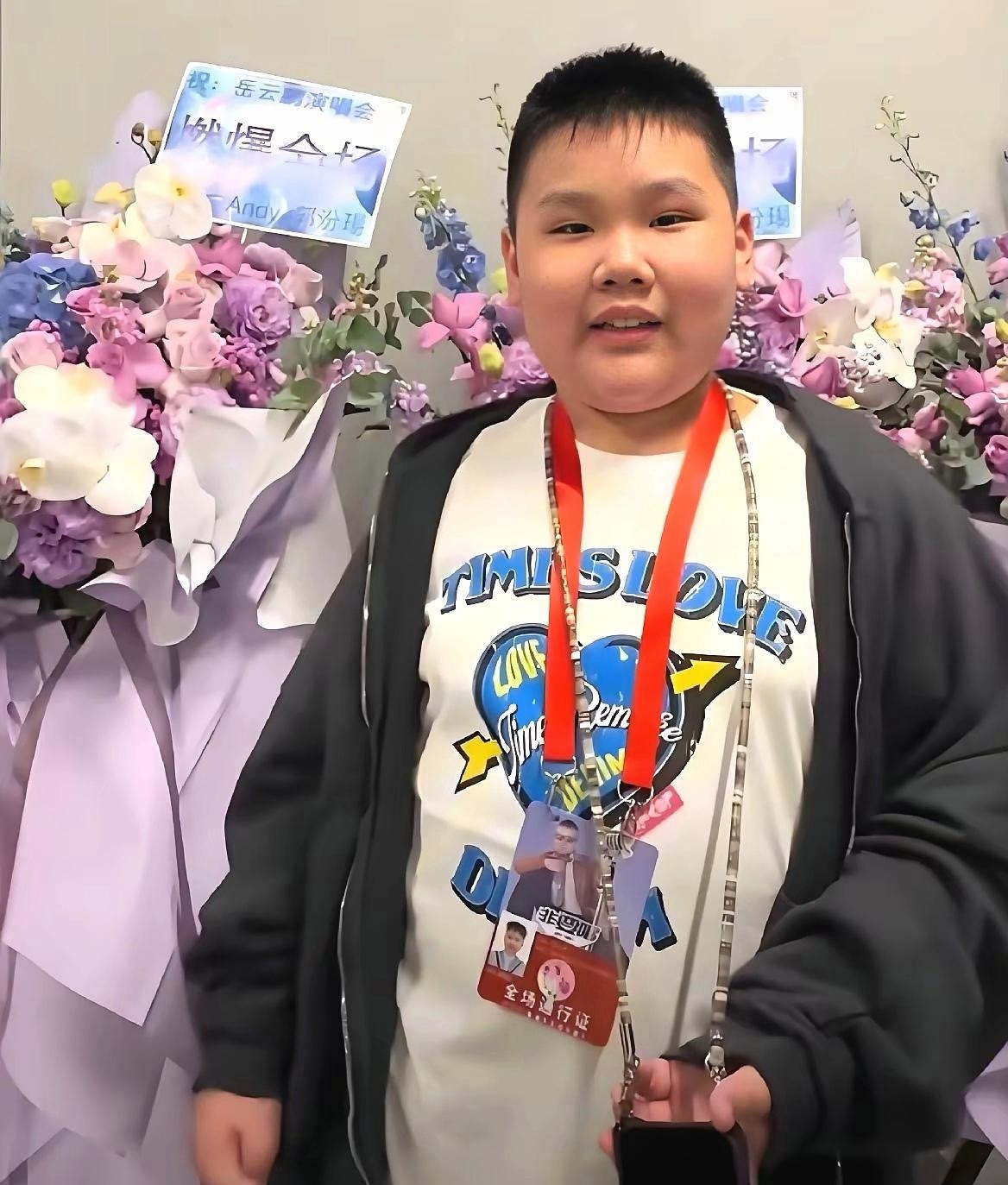 岳云鹏演唱会，郭汾阳亲吻王惠，这孩子不上学吗？昨日，歌手、相声演员岳云鹏西安开唱