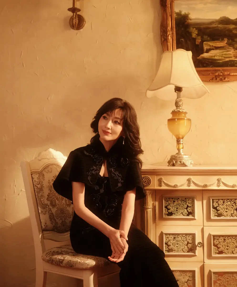 赵雅芝穿复古旗袍优雅端庄鎏金布景下尽显东方韵味